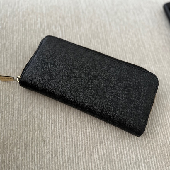 Michael Kors zippy wallet - Picture 4 of 4